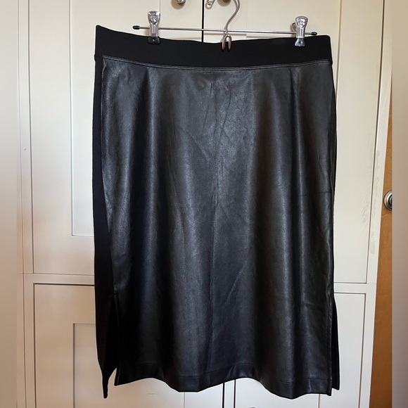 GAP Dresses & Skirts - GAP faux leather/jersey pull on skirt size M/P
